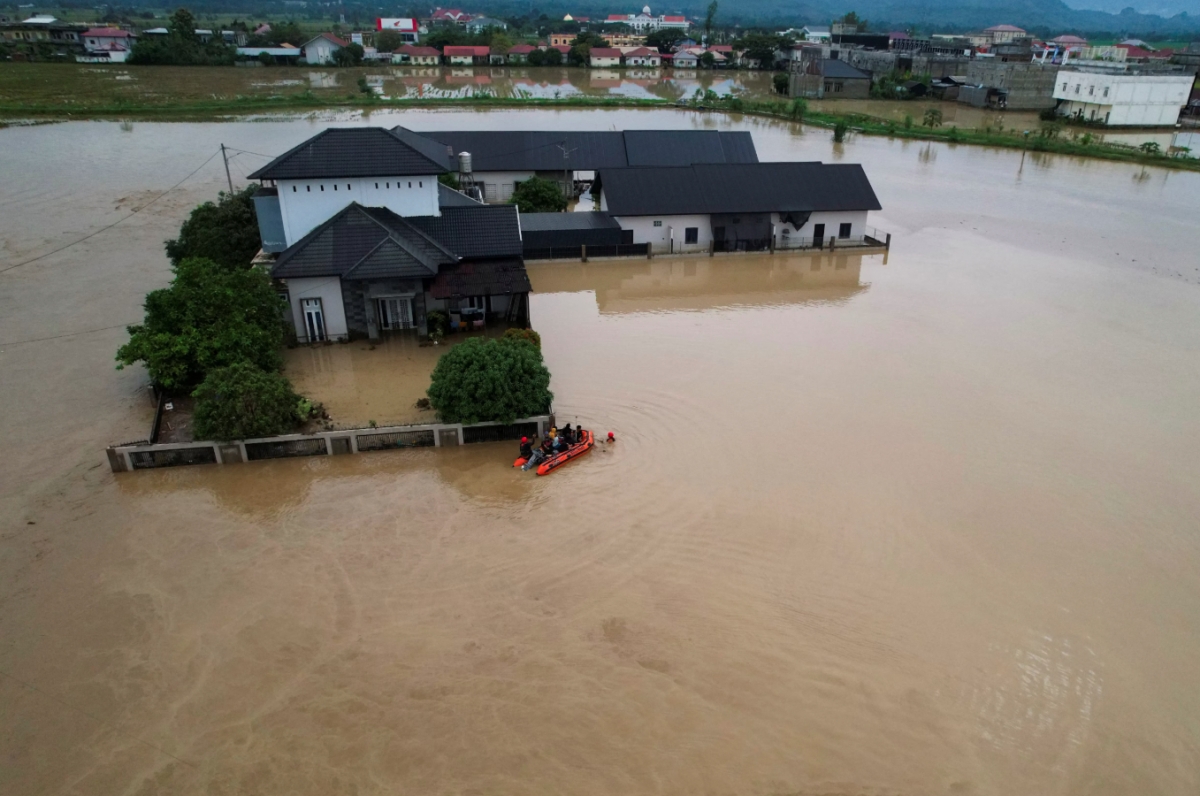 Indonesia huy động máy bay cung cấp viện trợ lũ lụt ở khu vực Sumatra